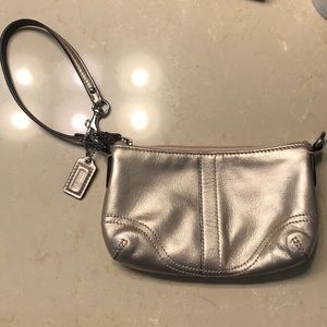 Coach wristlet: gold